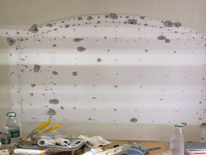 電視背景墻拆除:如果原墻是乳膠漆，且基礎(chǔ)強(qiáng)度較好，經(jīng)簡(jiǎn)單打毛修補(bǔ)后可以直接刷漆，但要注意不要破壞原墻漆膜的完整性，也不要用比原墻乳膠漆附著力好太多的乳膠漆，否則容易起皮脫落；如果原墻是刮瓷，則必須產(chǎn)掉重做，其實(shí)在這方面只要掌握一個(gè)原則，即同等性質(zhì)才能翻新，否則就必須重來(lái)。 如果原墻面的漆已經(jīng)不好了的話，再刷上乳膠漆會(huì)把以前的乳膠漆泡下來(lái)，可以選鮮呼吸SBS強(qiáng)力膠、鮮呼吸卓越型白膠，再刮一遍膩?zhàn)哟蚰ズ笤偎⑷槟z漆。另外，如果經(jīng)濟(jì)條件允許，而你對(duì)原墻質(zhì)量又不滿意的話，建議最好重做。因?yàn)閴γ娴奶幚硎钦麄€(gè)裝修過(guò)程中最骯臟的部分，千萬(wàn)不要圖省事，否則以后會(huì)很麻煩。