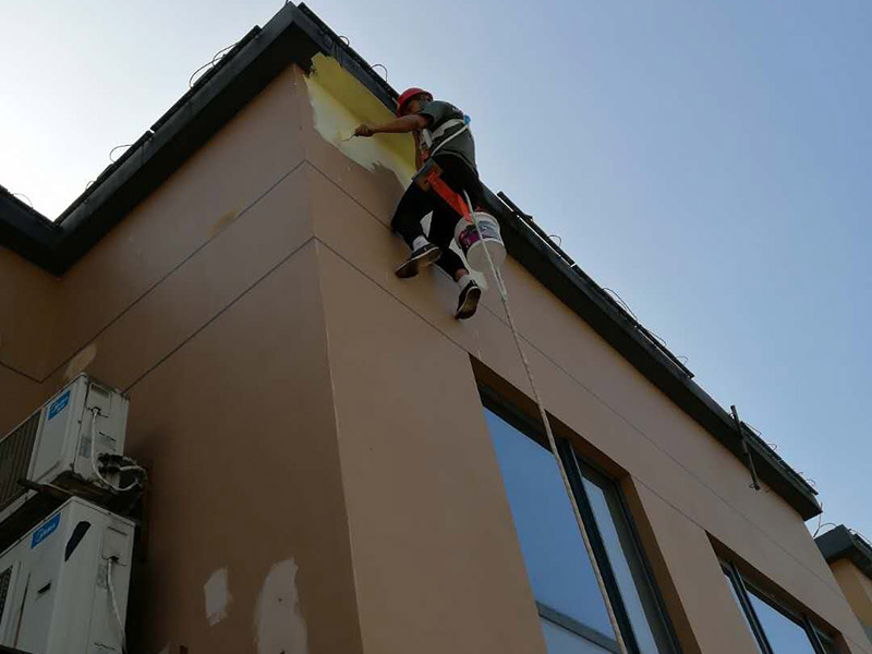 高空外墻防水：1、在室內(nèi)用卷尺丈量漏水點(diǎn)-----對應(yīng)外墻準(zhǔn)確點(diǎn)---在相應(yīng)處做好標(biāo)識(shí)。2、施工人員要有高空作業(yè)資格，吊繩要牢固韌性好。3、施工過程中要注意繩子的拉力和磨損程度，關(guān)注高空作業(yè)人員生命安全。4、調(diào)好補(bǔ)縫和補(bǔ)洞的財(cái)為，安排專業(yè)人員做吊繩索施工，從上至下修補(bǔ)裂縫和孔洞。必要時(shí)應(yīng)紗布加強(qiáng)防止開裂。5、涂刷外墻防水材料(2遍)，在漏水面積上加大。6、做好修補(bǔ)涂刷自檢后，并清潔瓷片。7、自上而下全部修復(fù)，自檢合格后，方可移離繩索和安全設(shè)施。