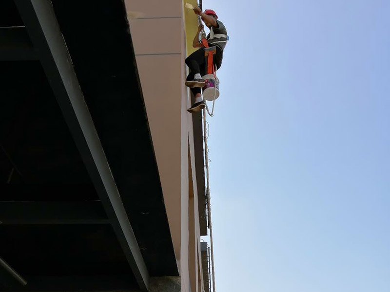 高空外墻防水：1、在室內(nèi)用卷尺丈量漏水點(diǎn)-----對應(yīng)外墻準(zhǔn)確點(diǎn)---在相應(yīng)處做好標(biāo)識(shí)。2、施工人員要有高空作業(yè)資格，吊繩要牢固韌性好。3、施工過程中要注意繩子的拉力和磨損程度，關(guān)注高空作業(yè)人員生命安全。4、調(diào)好補(bǔ)縫和補(bǔ)洞的財(cái)為，安排專業(yè)人員做吊繩索施工，從上至下修補(bǔ)裂縫和孔洞。必要時(shí)應(yīng)紗布加強(qiáng)防止開裂。5、涂刷外墻防水材料(2遍)，在漏水面積上加大。6、做好修補(bǔ)涂刷自檢后，并清潔瓷片。7、自上而下全部修復(fù)，自檢合格后，方可移離繩索和安全設(shè)施。