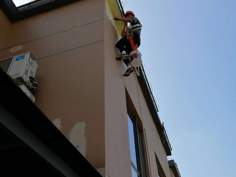 高空外墻防水：1、在室內(nèi)用卷尺丈量漏水點(diǎn)-----對應(yīng)外墻準(zhǔn)確點(diǎn)---在相應(yīng)處做好標(biāo)識(shí)。2、施工人員要有高空作業(yè)資格，吊繩要牢固韌性好。3、施工過程中要注意繩子的拉力和磨損程度，關(guān)注高空作業(yè)人員生命安全。4、調(diào)好補(bǔ)縫和補(bǔ)洞的財(cái)為，安排專業(yè)人員做吊繩索施工，從上至下修補(bǔ)裂縫和孔洞。必要時(shí)應(yīng)紗布加強(qiáng)防止開裂。5、涂刷外墻防水材料(2遍)，在漏水面積上加大。6、做好修補(bǔ)涂刷自檢后，并清潔瓷片。7、自上而下全部修復(fù)，自檢合格后，方可移離繩索和安全設(shè)施。