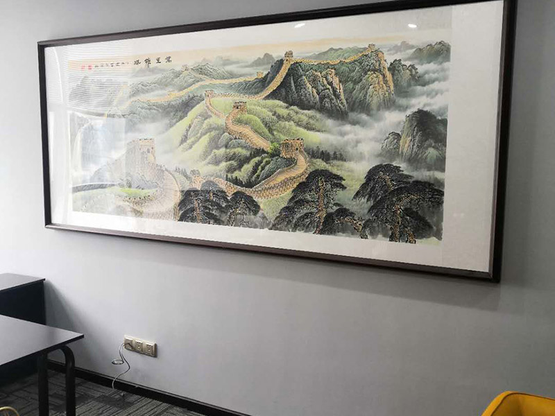 掛畫安裝服務(wù):釘子固定,這是最簡單的一種安裝方法，但是會對墻面造成一定的破壞，使用這種方法之前，一定要考慮好確定的位置，不要輕易改動。 掛鉤固定,用專門掛畫用的掛鉤，不同的規(guī)格分別承受不同的重量，最大可承受20斤。掛鉤上有非常堅硬細(xì)小的鋼針，適合堅硬的墻面，不會把墻釘出裂痕，同時方便更換畫，不會影響整體的美觀。 吊放,從頂面上垂下吊線或有裝飾性的繩、鏈等，將畫吊起，同時吊一幅或多幅均可，也可以用釘釘在天花板腳線，然后用魚絲按自己要求的高度把畫掛上去。