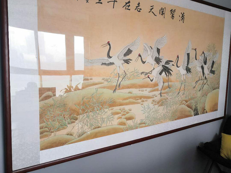 掛畫安裝服務(wù):釘子固定,這是最簡單的一種安裝方法，但是會對墻面造成一定的破壞，使用這種方法之前，一定要考慮好確定的位置，不要輕易改動。 掛鉤固定,用專門掛畫用的掛鉤，不同的規(guī)格分別承受不同的重量，最大可承受20斤。掛鉤上有非常堅硬細(xì)小的鋼針，適合堅硬的墻面，不會把墻釘出裂痕，同時方便更換畫，不會影響整體的美觀。 吊放,從頂面上垂下吊線或有裝飾性的繩、鏈等，將畫吊起，同時吊一幅或多幅均可，也可以用釘釘在天花板腳線，然后用魚絲按自己要求的高度把畫掛上去。