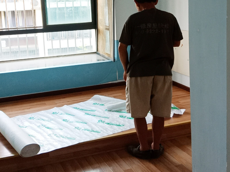 門窗家具保護(hù)方案:地板保護(hù)，地板保護(hù)需要使用pvc+棉保護(hù)膜 （薄的保護(hù)膜會在裝修過程中踩壞），沿墻邊使用家較寬的地板專用膠帶密封。家居保護(hù)只需要使用普通pvc保護(hù)膜即可，注意下方要留足保護(hù)膜遮蓋下方地板。門窗保護(hù):使用無紡布門窗保護(hù)膜，裁剪適當(dāng)大小貼在窗戶上級窗戶框上即可。門使用pvc保護(hù)膜