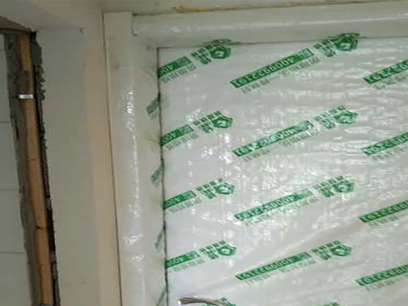 門窗家具保護(hù)方案:地板保護(hù)，地板保護(hù)需要使用pvc+棉保護(hù)膜 （薄的保護(hù)膜會在裝修過程中踩壞），沿墻邊使用家較寬的地板專用膠帶密封。家居保護(hù)只需要使用普通pvc保護(hù)膜即可，注意下方要留足保護(hù)膜遮蓋下方地板。門窗保護(hù):使用無紡布門窗保護(hù)膜，裁剪適當(dāng)大小貼在窗戶上級窗戶框上即可。門使用pvc保護(hù)膜