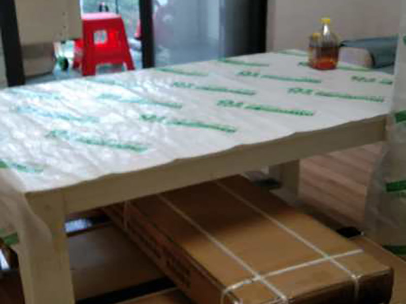 門窗家具保護(hù)方案:地板保護(hù)，地板保護(hù)需要使用pvc+棉保護(hù)膜 （薄的保護(hù)膜會在裝修過程中踩壞），沿墻邊使用家較寬的地板專用膠帶密封。家居保護(hù)只需要使用普通pvc保護(hù)膜即可，注意下方要留足保護(hù)膜遮蓋下方地板。門窗保護(hù):使用無紡布門窗保護(hù)膜，裁剪適當(dāng)大小貼在窗戶上級窗戶框上即可。門使用pvc保護(hù)膜