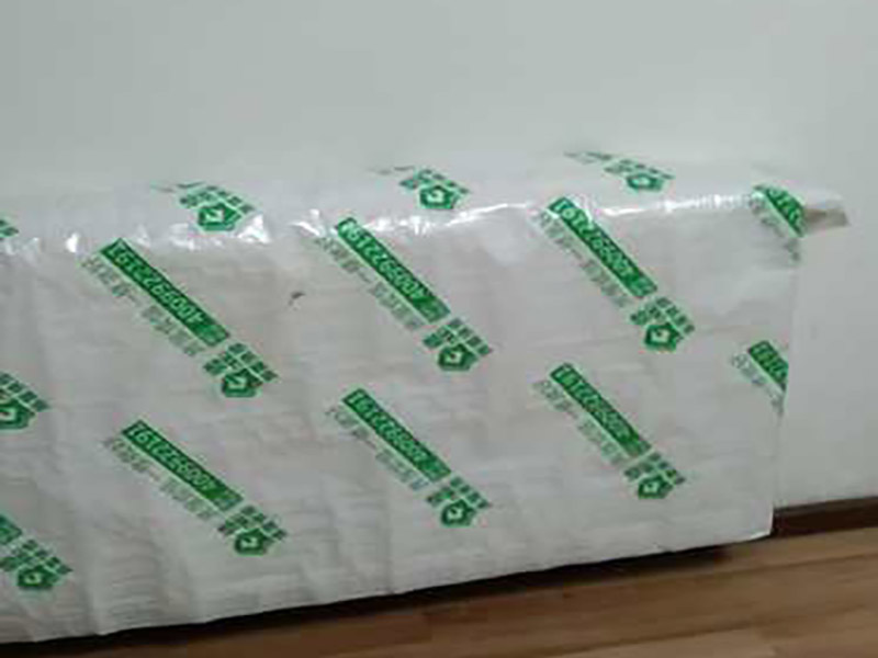 門窗家具保護(hù)方案:地板保護(hù)，地板保護(hù)需要使用pvc+棉保護(hù)膜 （薄的保護(hù)膜會在裝修過程中踩壞），沿墻邊使用家較寬的地板專用膠帶密封。家居保護(hù)只需要使用普通pvc保護(hù)膜即可，注意下方要留足保護(hù)膜遮蓋下方地板。門窗保護(hù):使用無紡布門窗保護(hù)膜，裁剪適當(dāng)大小貼在窗戶上級窗戶框上即可。門使用pvc保護(hù)膜