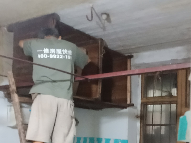 老房子拆除翻新：1、在舊房翻新中先實(shí)施的是主題拆除，其中主要包括墻面、地面、門窗、水路、電路等各方面的拆除。提醒各位裝修業(yè)主們?cè)诓鸪^程中，廚衛(wèi)的墻磚鏟除中防水層是極易被損壞的，所以裝修業(yè)主們?cè)趬γ婺ɑ彝瓿珊笠欢ㄒ匦伦龇浪?2、拆改會(huì)產(chǎn)生許多的垃圾，要及時(shí)清理，同時(shí)老房翻新過程中時(shí)刻保持室內(nèi)的清潔，這對(duì)于施工也是非常方便的。 3、然后就是水路的改造，這是舊房翻新最重要的項(xiàng)目之一。首先要檢查舊房本來的上、下水路是否銹蝕、老化。對(duì)于勉強(qiáng)能使用的水路管線，今后的使用過程中會(huì)出現(xiàn)滲水、漏水等諸多問題使得更加麻煩。 4、和水路改造同樣重要的就是電路改造了。舊房中很多用的是鋁線，但是鋁已經(jīng)過時(shí)并且很容易老化，使得其導(dǎo)電性差、易發(fā)熱 導(dǎo)致火災(zāi)隱患的威脅尤為突出，不僅如此，舊房中違章布線、設(shè)計(jì)容量不夠等問題都是在改造中要著重關(guān)心的。