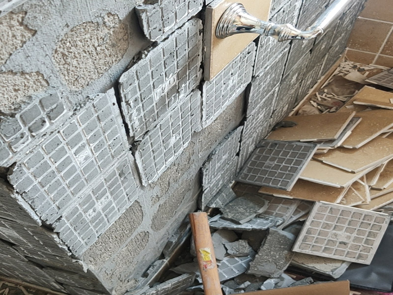 老房子拆除翻新：1、在舊房翻新中先實(shí)施的是主題拆除，其中主要包括墻面、地面、門窗、水路、電路等各方面的拆除。提醒各位裝修業(yè)主們?cè)诓鸪^程中，廚衛(wèi)的墻磚鏟除中防水層是極易被損壞的，所以裝修業(yè)主們?cè)趬γ婺ɑ彝瓿珊笠欢ㄒ匦伦龇浪?2、拆改會(huì)產(chǎn)生許多的垃圾，要及時(shí)清理，同時(shí)老房翻新過程中時(shí)刻保持室內(nèi)的清潔，這對(duì)于施工也是非常方便的。 3、然后就是水路的改造，這是舊房翻新最重要的項(xiàng)目之一。首先要檢查舊房本來的上、下水路是否銹蝕、老化。對(duì)于勉強(qiáng)能使用的水路管線，今后的使用過程中會(huì)出現(xiàn)滲水、漏水等諸多問題使得更加麻煩。 4、和水路改造同樣重要的就是電路改造了。舊房中很多用的是鋁線，但是鋁已經(jīng)過時(shí)并且很容易老化，使得其導(dǎo)電性差、易發(fā)熱 導(dǎo)致火災(zāi)隱患的威脅尤為突出，不僅如此，舊房中違章布線、設(shè)計(jì)容量不夠等問題都是在改造中要著重關(guān)心的。