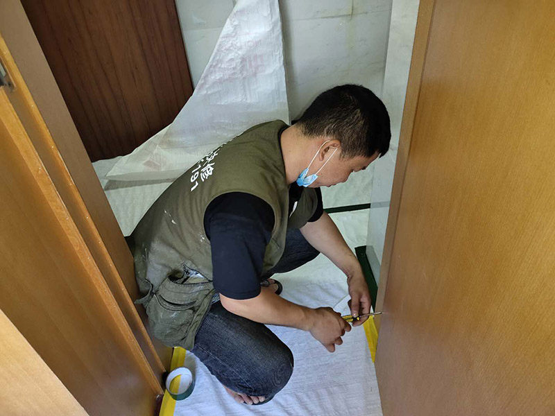 木門安裝服務(wù)：首先我們要組裝門套。將木門的各個(gè)部件整理好了，此時(shí)只需要將門套與立板根據(jù)編號接合。接下來將門套安裝進(jìn)門洞里。這是比較重要的一個(gè)木門安裝步驟，應(yīng)該先將門套的四周固定好，要注意門套是否與地面垂直，這時(shí)候的木門安裝標(biāo)準(zhǔn)是垂直誤差不可以超過2mm,水平誤差不允許超過1mm。然后就是安裝門扇了，密封條一定要做好。最后是安裝五金，包括門鎖、合頁、門吸等，一定要確保靈活、牢固。 木門安裝時(shí)一定要預(yù)留洞口，而不是采取邊安裝邊砌口的做法，因?yàn)檫@會(huì)讓木門安裝時(shí)的誤差非常大。  木門安裝要注意墻體的干燥程度。