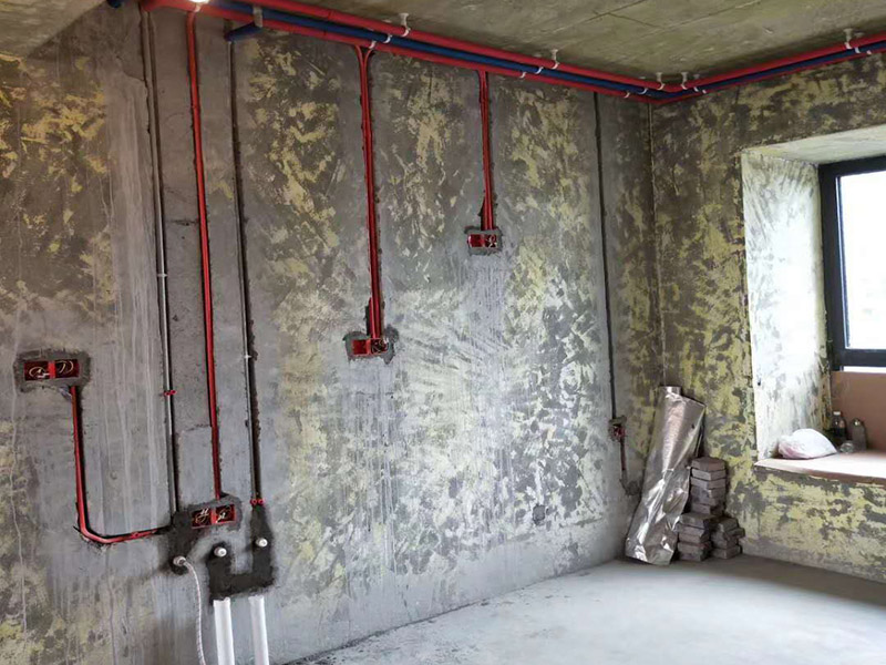 全屋電路布線：首先要根據(jù)電路的用途進行電路定位。比如，開關(guān)、插座、燈等根據(jù)要求進行定位。定位完成后，根據(jù)定位和電路走向，開布線槽。線路槽很有講究，要橫平豎直。不過，規(guī)范的做法是盡量少開橫槽，會影響墻的承受力。開槽深度應(yīng)一致，一般為PVC管直徑+10mm，要求槽線筆直。 線管有冷彎管和PVC管兩種，最好用315重型PVC管，冷彎管可以彎曲而不斷裂，是布線的最好選擇，因為它的轉(zhuǎn)角是有弧度的，線可以隨時更換，而不用開墻。冷彎管要用彎管工具，弧度應(yīng)該是線管直徑的6倍，先排管，后用鋼絲穿過，便于以后線路升級、維修。