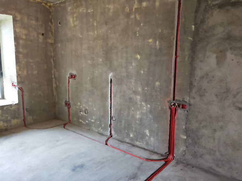 全屋電路布線：首先要根據(jù)電路的用途進行電路定位。比如，開關(guān)、插座、燈等根據(jù)要求進行定位。定位完成后，根據(jù)定位和電路走向，開布線槽。線路槽很有講究，要橫平豎直。不過，規(guī)范的做法是盡量少開橫槽，會影響墻的承受力。開槽深度應(yīng)一致，一般為PVC管直徑+10mm，要求槽線筆直。 線管有冷彎管和PVC管兩種，最好用315重型PVC管，冷彎管可以彎曲而不斷裂，是布線的最好選擇，因為它的轉(zhuǎn)角是有弧度的，線可以隨時更換，而不用開墻。冷彎管要用彎管工具，弧度應(yīng)該是線管直徑的6倍，先排管，后用鋼絲穿過，便于以后線路升級、維修。