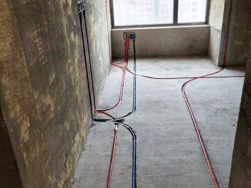 全屋電路布線：首先要根據(jù)電路的用途進行電路定位。比如，開關(guān)、插座、燈等根據(jù)要求進行定位。定位完成后，根據(jù)定位和電路走向，開布線槽。線路槽很有講究，要橫平豎直。不過，規(guī)范的做法是盡量少開橫槽，會影響墻的承受力。開槽深度應(yīng)一致，一般為PVC管直徑+10mm，要求槽線筆直。 線管有冷彎管和PVC管兩種，最好用315重型PVC管，冷彎管可以彎曲而不斷裂，是布線的最好選擇，因為它的轉(zhuǎn)角是有弧度的，線可以隨時更換，而不用開墻。冷彎管要用彎管工具，弧度應(yīng)該是線管直徑的6倍，先排管，后用鋼絲穿過，便于以后線路升級、維修。