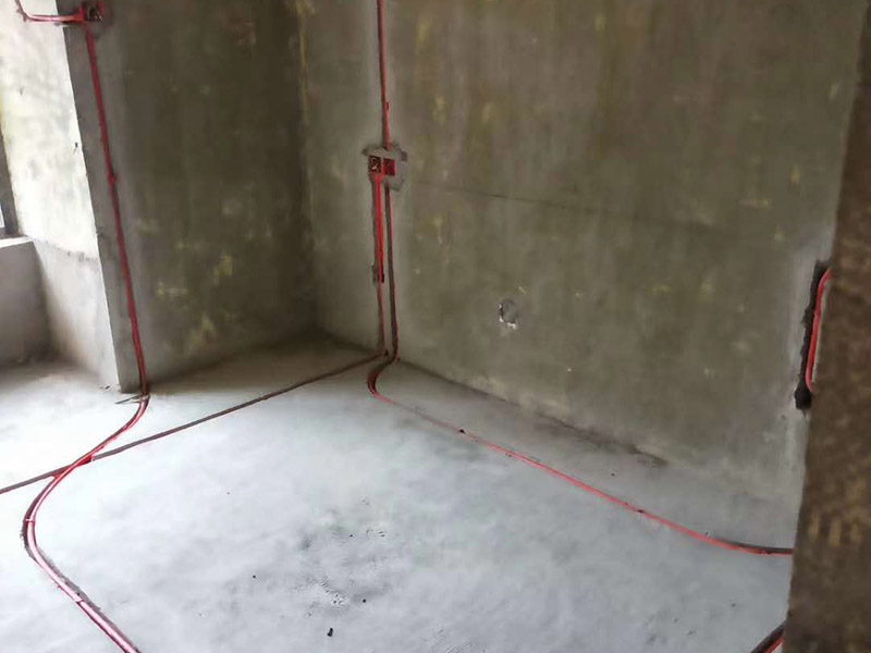 全屋電路布線：首先要根據(jù)電路的用途進行電路定位。比如，開關(guān)、插座、燈等根據(jù)要求進行定位。定位完成后，根據(jù)定位和電路走向，開布線槽。線路槽很有講究，要橫平豎直。不過，規(guī)范的做法是盡量少開橫槽，會影響墻的承受力。開槽深度應(yīng)一致，一般為PVC管直徑+10mm，要求槽線筆直。 線管有冷彎管和PVC管兩種，最好用315重型PVC管，冷彎管可以彎曲而不斷裂，是布線的最好選擇，因為它的轉(zhuǎn)角是有弧度的，線可以隨時更換，而不用開墻。冷彎管要用彎管工具，弧度應(yīng)該是線管直徑的6倍，先排管，后用鋼絲穿過，便于以后線路升級、維修。