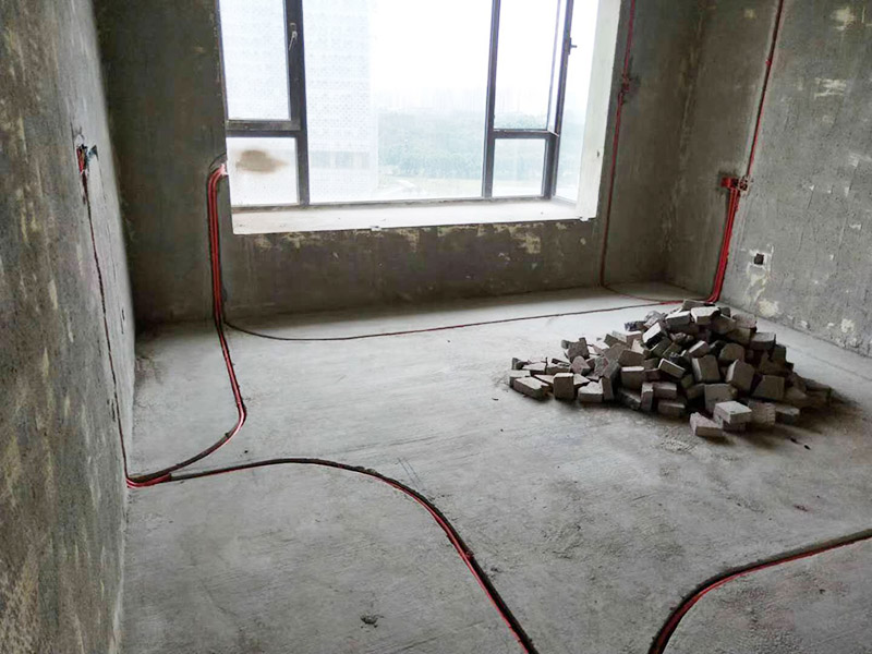 全屋電路布線：首先要根據(jù)電路的用途進行電路定位。比如，開關(guān)、插座、燈等根據(jù)要求進行定位。定位完成后，根據(jù)定位和電路走向，開布線槽。線路槽很有講究，要橫平豎直。不過，規(guī)范的做法是盡量少開橫槽，會影響墻的承受力。開槽深度應(yīng)一致，一般為PVC管直徑+10mm，要求槽線筆直。 線管有冷彎管和PVC管兩種，最好用315重型PVC管，冷彎管可以彎曲而不斷裂，是布線的最好選擇，因為它的轉(zhuǎn)角是有弧度的，線可以隨時更換，而不用開墻。冷彎管要用彎管工具，弧度應(yīng)該是線管直徑的6倍，先排管，后用鋼絲穿過，便于以后線路升級、維修。