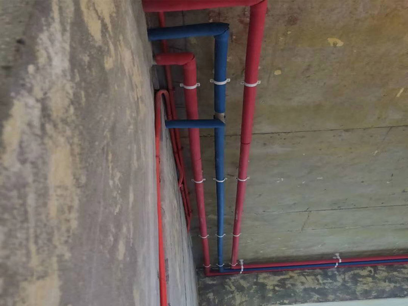 全屋電路布線：首先要根據(jù)電路的用途進行電路定位。比如，開關(guān)、插座、燈等根據(jù)要求進行定位。定位完成后，根據(jù)定位和電路走向，開布線槽。線路槽很有講究，要橫平豎直。不過，規(guī)范的做法是盡量少開橫槽，會影響墻的承受力。開槽深度應(yīng)一致，一般為PVC管直徑+10mm，要求槽線筆直。 線管有冷彎管和PVC管兩種，最好用315重型PVC管，冷彎管可以彎曲而不斷裂，是布線的最好選擇，因為它的轉(zhuǎn)角是有弧度的，線可以隨時更換，而不用開墻。冷彎管要用彎管工具，弧度應(yīng)該是線管直徑的6倍，先排管，后用鋼絲穿過，便于以后線路升級、維修。