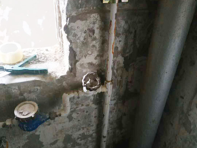 水表更換維修：首先要將進(jìn)戶總閥門關(guān)閉，松開閥門兩端的螺絲，更換新的即可。用水管鉗配合活動扳手取下壞掉的水管、配件、水表頭、水表墊子，爛掉的生銹鐵管。鐵管外牙繞夠生料帶，繞生料帶時應(yīng)順著牙絲繞必須繞夠厚度不然滲水返工麻煩拆下來重裝不容易。按順序先接好鐵管，最后安裝水表因水表頭是兩個活接留在最后好安裝，順序搞反了不然沒有辦法安裝完水管。