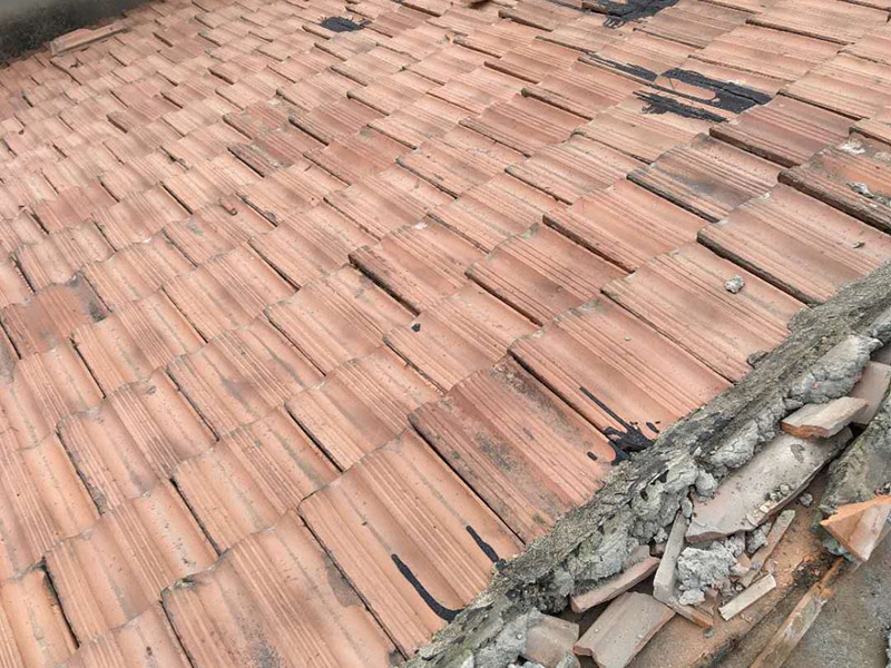 瓦房拆除防水維修：在屋頂擺列的椽子上，一般會(huì)加蓋一層木板，稱作望板，用以承托苫背和瓦件，除了木質(zhì)望板之外，還有荊芭，瓦芭，席箔，葦箔，望磚等其他材料，在這一層上面使用泥灰做防水層，這個(gè)操作就是所謂的苫背。防水層先以白灰膏封閉望板的縫隙，再鋪青灰，類似于現(xiàn)在的混凝土，然后加上10厘米左右的灰背，以石灰和細(xì)粘土混合拍實(shí)，用以做剛性防水。瓦件的疊加總會(huì)有滲漏，這是第二道防線。當(dāng)然還有使用類似現(xiàn)在金屬卷材的鉛錫背，防水性能更佳。