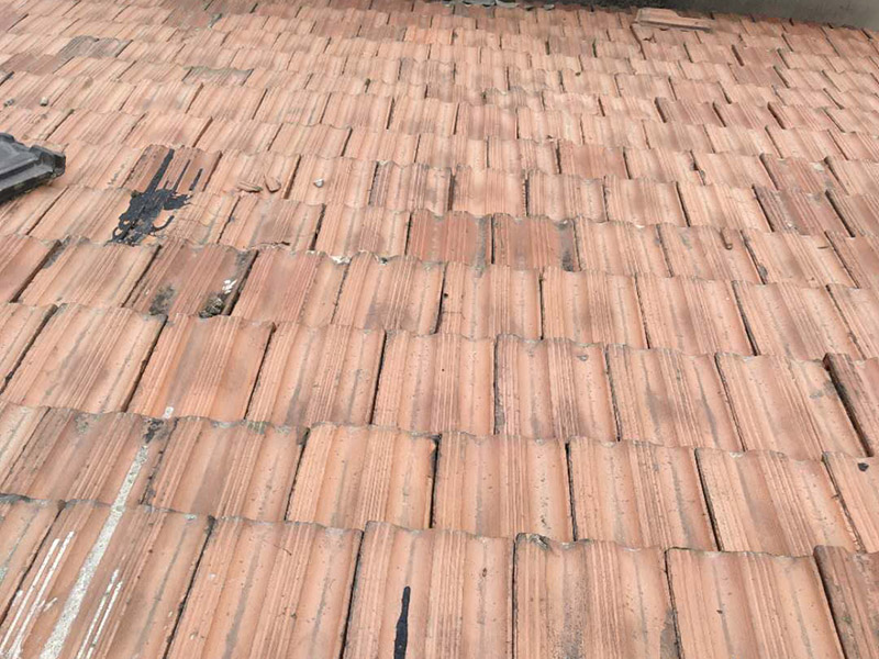 瓦房拆除防水維修：在屋頂擺列的椽子上，一般會(huì)加蓋一層木板，稱作望板，用以承托苫背和瓦件，除了木質(zhì)望板之外，還有荊芭，瓦芭，席箔，葦箔，望磚等其他材料，在這一層上面使用泥灰做防水層，這個(gè)操作就是所謂的苫背。防水層先以白灰膏封閉望板的縫隙，再鋪青灰，類似于現(xiàn)在的混凝土，然后加上10厘米左右的灰背，以石灰和細(xì)粘土混合拍實(shí)，用以做剛性防水。瓦件的疊加總會(huì)有滲漏，這是第二道防線。當(dāng)然還有使用類似現(xiàn)在金屬卷材的鉛錫背，防水性能更佳。