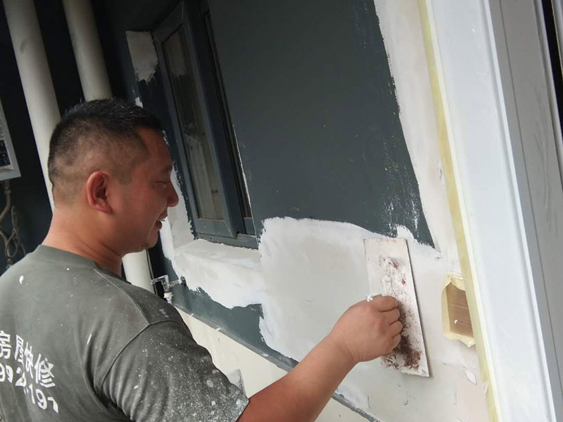 外墻粉刷翻新：在舊墻面上重新刷乳膠漆之前，一般先要對舊墻上的油污、浮灰、空鼓或裂紋等做處理，清除浮灰，鏟除起砂翹皮等部位，對油污的部位，應(yīng)先將原有涂層鏟除，不能鏟除應(yīng)徹底清洗干凈，墻面清理完畢，在用膩?zhàn)优蝺傻?。選用顆粒細(xì)度較高和質(zhì)地較硬的膩?zhàn)訛榧?，也可以在膩?zhàn)永镌鎏砑右欢ǖ陌兹槟z，可以提高膩?zhàn)拥挠捕?。上完底漆后，可以明顯看到膩?zhàn)哟蚰ネ戤吅筮€留有一些坑眼，這時候就需要修補(bǔ)了，修補(bǔ)時一定要打磨平整，再用稍微多加一點(diǎn)水的底漆刷一遍，以免刷面漆的時候因為與其它墻面吃水量不同而有色差。