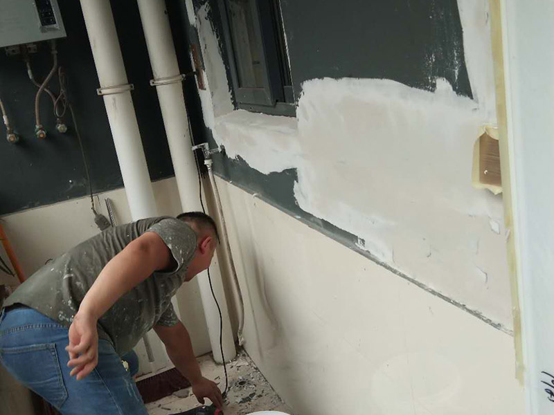 外墻粉刷翻新：在舊墻面上重新刷乳膠漆之前，一般先要對舊墻上的油污、浮灰、空鼓或裂紋等做處理，清除浮灰，鏟除起砂翹皮等部位，對油污的部位，應(yīng)先將原有涂層鏟除，不能鏟除應(yīng)徹底清洗干凈，墻面清理完畢，在用膩?zhàn)优蝺傻馈＿x用顆粒細(xì)度較高和質(zhì)地較硬的膩?zhàn)訛榧?，也可以在膩?zhàn)永镌鎏砑右欢ǖ陌兹槟z，可以提高膩?zhàn)拥挠捕?。上完底漆后，可以明顯看到膩?zhàn)哟蚰ネ戤吅筮€留有一些坑眼，這時候就需要修補(bǔ)了，修補(bǔ)時一定要打磨平整，再用稍微多加一點(diǎn)水的底漆刷一遍，以免刷面漆的時候因為與其它墻面吃水量不同而有色差。