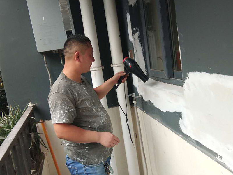 外墻粉刷翻新：在舊墻面上重新刷乳膠漆之前，一般先要對舊墻上的油污、浮灰、空鼓或裂紋等做處理，清除浮灰，鏟除起砂翹皮等部位，對油污的部位，應(yīng)先將原有涂層鏟除，不能鏟除應(yīng)徹底清洗干凈，墻面清理完畢，在用膩?zhàn)优蝺傻?。選用顆粒細(xì)度較高和質(zhì)地較硬的膩?zhàn)訛榧眩部梢栽谀佔(zhàn)永镌鎏砑右欢ǖ陌兹槟z，可以提高膩?zhàn)拥挠捕取Ｉ贤甑灼岷?，可以明顯看到膩?zhàn)哟蚰ネ戤吅筮€留有一些坑眼，這時候就需要修補(bǔ)了，修補(bǔ)時一定要打磨平整，再用稍微多加一點(diǎn)水的底漆刷一遍，以免刷面漆的時候因為與其它墻面吃水量不同而有色差。