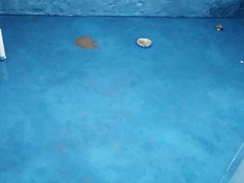 衛(wèi)生間防水貼磚:是在地面用水泥砂漿找平一次，等它干透后再做防水。那些詢問做完防水能不能馬上貼瓷磚的業(yè)主，首先要搞清楚，防水不是只做一遍就可以的。一般的防水施工要做2到3遍，而且防水的順序也是有講究的，比如，要先做完墻面防水再貼墻磚，其次才可以做地面防水，再貼地磚。因為地面經(jīng)常會踩來踩去，地面防水如果先做了會很容易踩壞。在2到3遍的防水層全部做好后，會有5到7天的固化期，所以自然的，貼瓷磚肯定是要等到這之后才能做