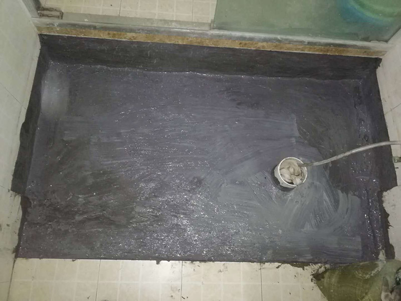 衛(wèi)生間蹲便改馬桶：1、蹲坑改座便，先測(cè)量下水口圓心至墻的距離。根據(jù)這個(gè)距離買馬桶。不要買所謂的蹲改坐專用馬桶，挑個(gè)孔距合適的虹吸馬桶吧。2、安裝馬桶前，一定先測(cè)試下水管道是否暢通。辦法：裝滿一桶水，整桶快速倒進(jìn)下水道，注意看下水道里的水位有沒有上漲。如果有上漲就必須先徹底疏通。不上漲是合格的。3、安裝時(shí)切忌不要封死馬桶底部?jī)蛇叺穆萁z孔。不用加裝什么排氣孔。螺絲孔就能排氣。4、如果有條件，最好去樓下把下水管道換成直接彎頭。蹲坑使用的是存水彎。不利于馬桶下水。5、如果管道沒有更換，請(qǐng)注意：有些人為了省水，會(huì)少?zèng)_水，這樣容易造成管道老化或堵塞。