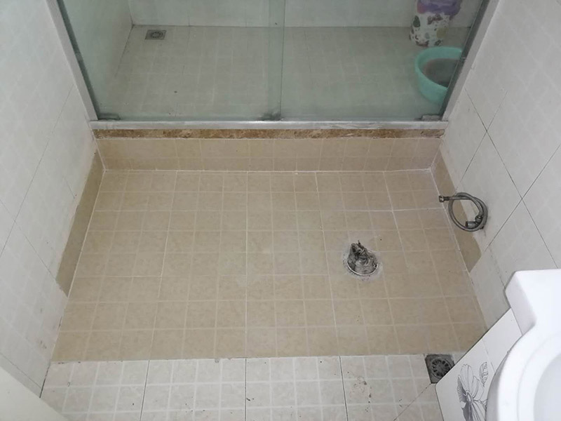 衛(wèi)生間蹲便改馬桶：1、蹲坑改座便，先測(cè)量下水口圓心至墻的距離。根據(jù)這個(gè)距離買馬桶。不要買所謂的蹲改坐專用馬桶，挑個(gè)孔距合適的虹吸馬桶吧。2、安裝馬桶前，一定先測(cè)試下水管道是否暢通。辦法：裝滿一桶水，整桶快速倒進(jìn)下水道，注意看下水道里的水位有沒有上漲。如果有上漲就必須先徹底疏通。不上漲是合格的。3、安裝時(shí)切忌不要封死馬桶底部?jī)蛇叺穆萁z孔。不用加裝什么排氣孔。螺絲孔就能排氣。4、如果有條件，最好去樓下把下水管道換成直接彎頭。蹲坑使用的是存水彎。不利于馬桶下水。5、如果管道沒有更換，請(qǐng)注意：有些人為了省水，會(huì)少?zèng)_水，這樣容易造成管道老化或堵塞。