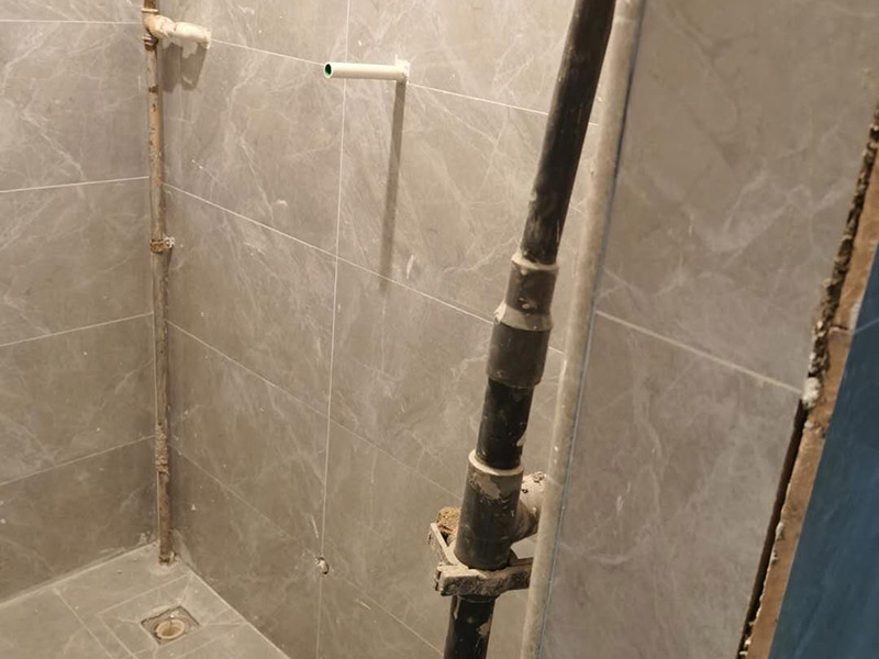 衛(wèi)生間貼磚施工：應(yīng)全部清理墻面上的各類污物，打掃干凈現(xiàn)場，特別是腳落里。用泥刀先批墻，后用水泥漿找平。這個工序很重要，確保底子平，防止貼后空鼓。墻面要刷防水涂料，防止貼后浸水，一般高度不低于1.8米，刷的時候會稍高一些。根據(jù)設(shè)計鋪貼圖樣的要求，確定排磚方案，用墨斗彈線，以減少施工損耗。把剛剛攪拌好的粘結(jié)劑漿料均勻的刮到墻上。瓷磚上墻將經(jīng)過預(yù)先清潔的瓷磚平整地鋪貼在粘結(jié)劑漿料基層上，使用橡膠錘將瓷磚拍實鋪平。施工過程中，可小幅度轉(zhuǎn)動瓷磚，使?jié){料與瓷磚背面充分接觸。專家建議在鋪貼時，隨機取下已鋪貼于基層上的瓷磚作檢查。確保漿料與瓷磚背面的充分接觸。 留縫大小調(diào)整根據(jù)瓷磚的尺寸，在磚與磚之間預(yù)留相應(yīng)尺寸的縫隙留待嵌縫。可用牙簽等先固定，粘結(jié)劑具有一定的可調(diào)整性，可對留縫的大小進行調(diào)整。