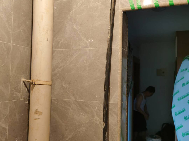 衛(wèi)生間貼磚施工：應(yīng)全部清理墻面上的各類污物，打掃干凈現(xiàn)場，特別是腳落里。用泥刀先批墻，后用水泥漿找平。這個工序很重要，確保底子平，防止貼后空鼓。墻面要刷防水涂料，防止貼后浸水，一般高度不低于1.8米，刷的時候會稍高一些。根據(jù)設(shè)計鋪貼圖樣的要求，確定排磚方案，用墨斗彈線，以減少施工損耗。把剛剛攪拌好的粘結(jié)劑漿料均勻的刮到墻上。瓷磚上墻將經(jīng)過預(yù)先清潔的瓷磚平整地鋪貼在粘結(jié)劑漿料基層上，使用橡膠錘將瓷磚拍實鋪平。施工過程中，可小幅度轉(zhuǎn)動瓷磚，使?jié){料與瓷磚背面充分接觸。專家建議在鋪貼時，隨機取下已鋪貼于基層上的瓷磚作檢查。確保漿料與瓷磚背面的充分接觸。 留縫大小調(diào)整根據(jù)瓷磚的尺寸，在磚與磚之間預(yù)留相應(yīng)尺寸的縫隙留待嵌縫?？捎醚篮灥认裙潭?，粘結(jié)劑具有一定的可調(diào)整性，可對留縫的大小進行調(diào)整。