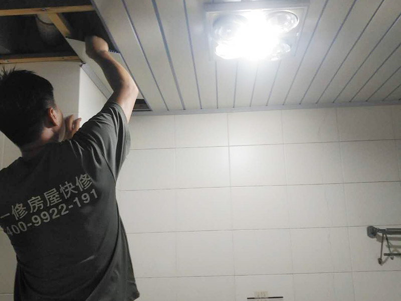 衛(wèi)生間整體拆除方案：首先，拆除瓷磚時要用電，而電是從客廳臨時拉的，為了避免在施工過程中發(fā)生觸電的現(xiàn)象，將電拉進衛(wèi)生間內(nèi)。其次，舊房改造拆除瓷磚時可以用沖擊電鉆，這種工具方便快捷，可自由更換。但在使用前應(yīng)檢查其是否靈活，可以通過空轉(zhuǎn)一分鐘的方法進行檢驗。用完之后及時進行清理。，梯子也是少不了的工具之一，它可以幫助工人拆掉處于高處的瓷磚，還可以架起臨時插座。拆磚應(yīng)從下至上進行，在施工過程中對地面及時進行處理，以免因垃圾過多從而影響后面的工作。同時要處理好房內(nèi)的防水層。拆除插座與水龍頭附近的瓷磚時應(yīng)小心，以免損壞水電設(shè)備。