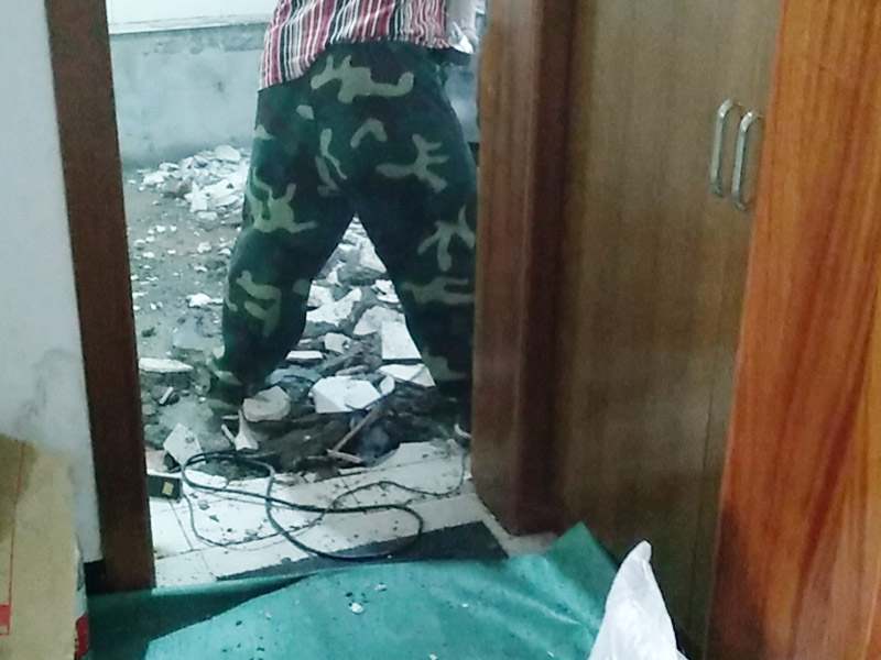 衛(wèi)生間整體拆除方案：首先，拆除瓷磚時要用電，而電是從客廳臨時拉的，為了避免在施工過程中發(fā)生觸電的現(xiàn)象，將電拉進衛(wèi)生間內(nèi)。其次，舊房改造拆除瓷磚時可以用沖擊電鉆，這種工具方便快捷，可自由更換。但在使用前應(yīng)檢查其是否靈活，可以通過空轉(zhuǎn)一分鐘的方法進行檢驗。用完之后及時進行清理。，梯子也是少不了的工具之一，它可以幫助工人拆掉處于高處的瓷磚，還可以架起臨時插座。拆磚應(yīng)從下至上進行，在施工過程中對地面及時進行處理，以免因垃圾過多從而影響后面的工作。同時要處理好房內(nèi)的防水層。拆除插座與水龍頭附近的瓷磚時應(yīng)小心，以免損壞水電設(shè)備。