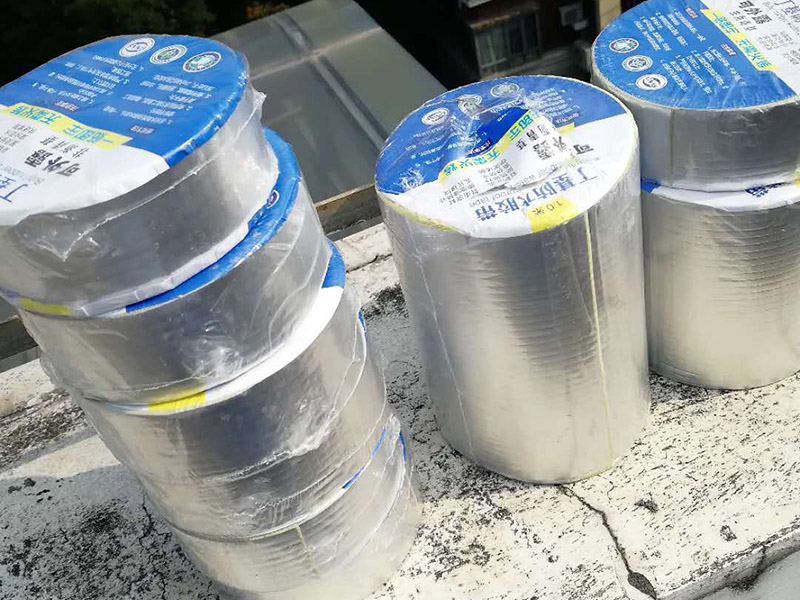 陽(yáng)光房防水處理：陽(yáng)光房防水還是結(jié)構(gòu)防水比較好。材料防水的做法：在中空玻璃和窗框接觸的位置采用減震墊，然后以密封膠填充。鋼結(jié)構(gòu)陽(yáng)光房通常采用這種方法！、材料防水的弊端：密封材料在風(fēng)雨雪的侵蝕下容易失效，裂紋，變脆。此外，密封膠對(duì)紫外線銘感，易老化。這種密封材料通常會(huì)在兩三年后失效，導(dǎo)致陽(yáng)光房漏水。 　　結(jié)構(gòu)防水的做法：EPDM膠條，密封膠條，爭(zhēng)強(qiáng)鋼板以及鋁合金型材和中空的連接方式?jīng)Q定了這種方法的科學(xué)性，因此這種防水效果極佳，即使膠條老化，更換膠條也是一件非常容易的事情。