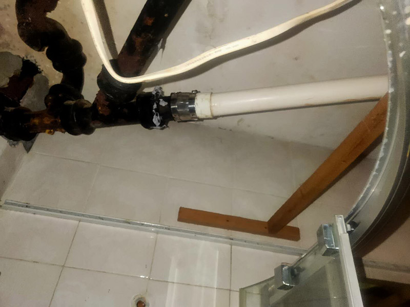 浴室水管維修更換：水管安裝后一定要進(jìn)行增壓測(cè)試：增壓測(cè)試一般是在1.5倍水壓的情況下進(jìn)行,在測(cè)試中應(yīng)沒(méi)有漏水現(xiàn)象。 水管走頂最安全。主要是水路改造大部分走暗管，而水的特性是水往低處流。如果管路走地下，一但發(fā)生漏水很難及時(shí)發(fā)現(xiàn)，只有水漫金山或者地板變形以及漏到樓下，才會(huì)發(fā)現(xiàn)漏水，且由于水管暗埋很難查出漏水之處。這時(shí)巨大的損失更是無(wú)法挽回，甚至嚴(yán)重的影響了友好的鄰里關(guān)系;如果水管走頂部，可能水改時(shí)費(fèi)用高些，但做為一項(xiàng)長(zhǎng)遠(yuǎn)投資來(lái)看，是值得的。水管走頂，即使漏水，也能夠及時(shí)發(fā)現(xiàn)，便于檢修，損失也較小。