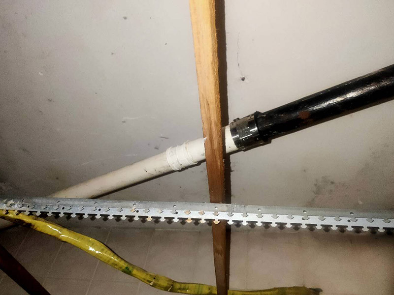 浴室水管維修更換：水管安裝后一定要進(jìn)行增壓測(cè)試：增壓測(cè)試一般是在1.5倍水壓的情況下進(jìn)行,在測(cè)試中應(yīng)沒(méi)有漏水現(xiàn)象。 水管走頂最安全。主要是水路改造大部分走暗管，而水的特性是水往低處流。如果管路走地下，一但發(fā)生漏水很難及時(shí)發(fā)現(xiàn)，只有水漫金山或者地板變形以及漏到樓下，才會(huì)發(fā)現(xiàn)漏水，且由于水管暗埋很難查出漏水之處。這時(shí)巨大的損失更是無(wú)法挽回，甚至嚴(yán)重的影響了友好的鄰里關(guān)系;如果水管走頂部，可能水改時(shí)費(fèi)用高些，但做為一項(xiàng)長(zhǎng)遠(yuǎn)投資來(lái)看，是值得的。水管走頂，即使漏水，也能夠及時(shí)發(fā)現(xiàn)，便于檢修，損失也較小。