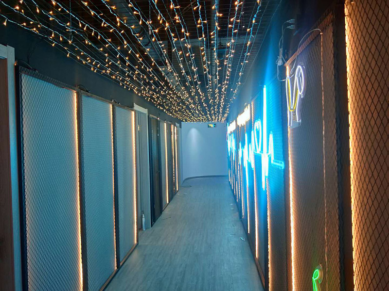 各類燈具安裝：先買好需要安裝的燈具，如果安裝的燈具比較高，需要準(zhǔn)備好一個人字梯。安裝前要把電源總閘關(guān)閉，然后再把燈具放在要安裝的位置，旋緊螺絲將燈具固定在天花板上，最后打開總閘看是否有亮。安裝燈具時大多要鉆孔，所以使用沖擊鉆時要注意安全。