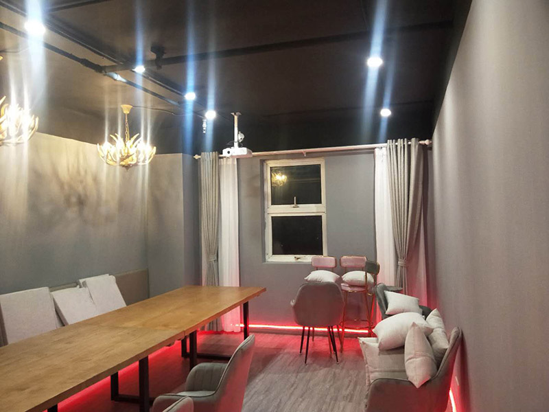 各類燈具安裝：先買好需要安裝的燈具，如果安裝的燈具比較高，需要準(zhǔn)備好一個人字梯。安裝前要把電源總閘關(guān)閉，然后再把燈具放在要安裝的位置，旋緊螺絲將燈具固定在天花板上，最后打開總閘看是否有亮。安裝燈具時大多要鉆孔，所以使用沖擊鉆時要注意安全。