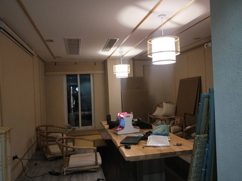 各類燈具安裝：先買好需要安裝的燈具，如果安裝的燈具比較高，需要準(zhǔn)備好一個人字梯。安裝前要把電源總閘關(guān)閉，然后再把燈具放在要安裝的位置，旋緊螺絲將燈具固定在天花板上，最后打開總閘看是否有亮。安裝燈具時大多要鉆孔，所以使用沖擊鉆時要注意安全。