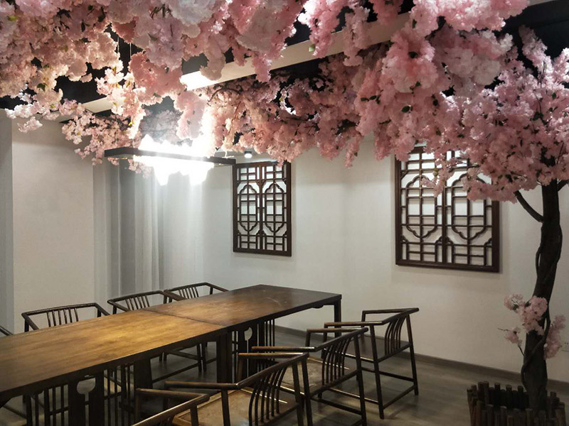 各類燈具安裝：先買好需要安裝的燈具，如果安裝的燈具比較高，需要準(zhǔn)備好一個人字梯。安裝前要把電源總閘關(guān)閉，然后再把燈具放在要安裝的位置，旋緊螺絲將燈具固定在天花板上，最后打開總閘看是否有亮。安裝燈具時大多要鉆孔，所以使用沖擊鉆時要注意安全。