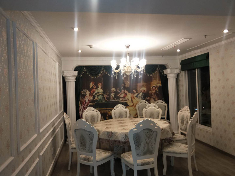 各類燈具安裝：先買好需要安裝的燈具，如果安裝的燈具比較高，需要準(zhǔn)備好一個人字梯。安裝前要把電源總閘關(guān)閉，然后再把燈具放在要安裝的位置，旋緊螺絲將燈具固定在天花板上，最后打開總閘看是否有亮。安裝燈具時大多要鉆孔，所以使用沖擊鉆時要注意安全。