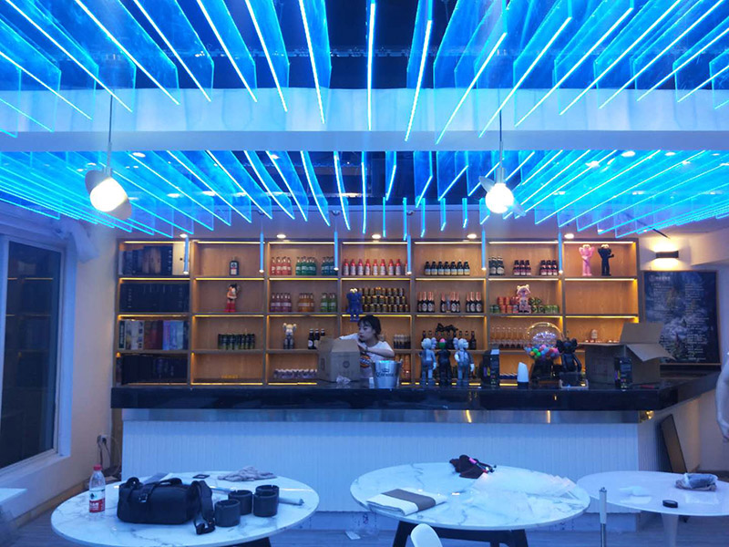 各類燈具安裝：先買好需要安裝的燈具，如果安裝的燈具比較高，需要準(zhǔn)備好一個人字梯。安裝前要把電源總閘關(guān)閉，然后再把燈具放在要安裝的位置，旋緊螺絲將燈具固定在天花板上，最后打開總閘看是否有亮。安裝燈具時大多要鉆孔，所以使用沖擊鉆時要注意安全。