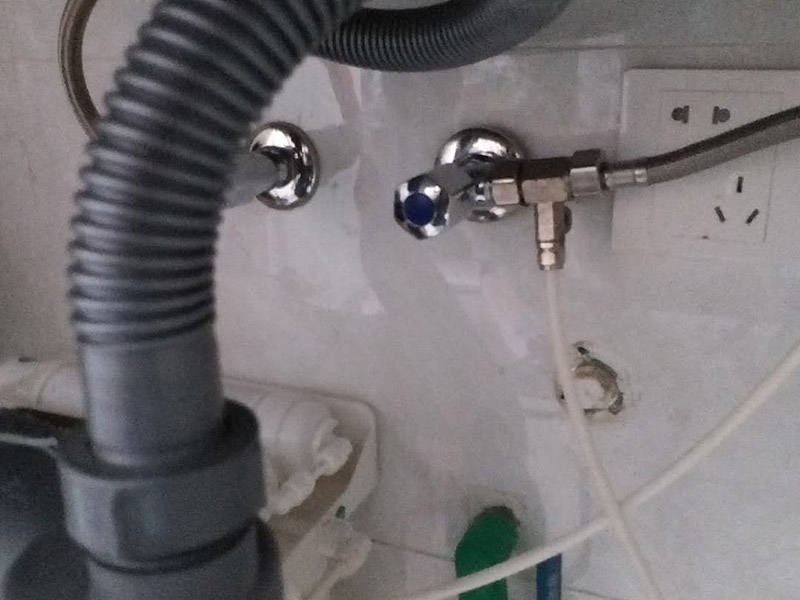 水龍頭角閥更換：關(guān)水管總閘，讓斷掉處的水管內(nèi)的水流干。小區(qū)總閘一般是在樓梯間，電梯間，開關(guān)就在水表旁邊。讓開關(guān)垂直水管即為關(guān)閉。將斷頭管鋸開了一個(gè)小口，接下來，就用平口一字螺絲刀，和小榔頭，將斷頭鑿出。用平口螺絲刀刀口對準(zhǔn)斷頭剛被鋸條鋸出的口子的旁邊的管壁，然后用榔頭敲擊螺絲刀的木柄頂部，這樣便可輕易剔除斷頭，只要打開一個(gè)小口，后面的用螺絲刀輕輕一撮就全部掉了。 最后安裝角閥或者水龍頭了，需要提前買好匹配的水龍頭或者角閥。在安裝之前，需要先將水膠帶纏繞在角閥或水龍頭絲口上，可以稍微弄點(diǎn)水濕潤一下，更好纏繞，纏繞的時(shí)候要采用逆時(shí)針方向纏繞。