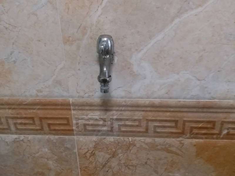 水龍頭角閥更換：關(guān)水管總閘，讓斷掉處的水管內(nèi)的水流干。小區(qū)總閘一般是在樓梯間，電梯間，開關(guān)就在水表旁邊。讓開關(guān)垂直水管即為關(guān)閉。將斷頭管鋸開了一個(gè)小口，接下來，就用平口一字螺絲刀，和小榔頭，將斷頭鑿出。用平口螺絲刀刀口對準(zhǔn)斷頭剛被鋸條鋸出的口子的旁邊的管壁，然后用榔頭敲擊螺絲刀的木柄頂部，這樣便可輕易剔除斷頭，只要打開一個(gè)小口，后面的用螺絲刀輕輕一撮就全部掉了。 最后安裝角閥或者水龍頭了，需要提前買好匹配的水龍頭或者角閥。在安裝之前，需要先將水膠帶纏繞在角閥或水龍頭絲口上，可以稍微弄點(diǎn)水濕潤一下，更好纏繞，纏繞的時(shí)候要采用逆時(shí)針方向纏繞。