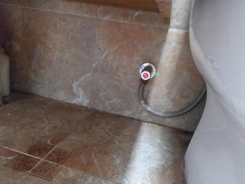 水龍頭角閥更換：關(guān)水管總閘，讓斷掉處的水管內(nèi)的水流干。小區(qū)總閘一般是在樓梯間，電梯間，開關(guān)就在水表旁邊。讓開關(guān)垂直水管即為關(guān)閉。將斷頭管鋸開了一個(gè)小口，接下來，就用平口一字螺絲刀，和小榔頭，將斷頭鑿出。用平口螺絲刀刀口對準(zhǔn)斷頭剛被鋸條鋸出的口子的旁邊的管壁，然后用榔頭敲擊螺絲刀的木柄頂部，這樣便可輕易剔除斷頭，只要打開一個(gè)小口，后面的用螺絲刀輕輕一撮就全部掉了。 最后安裝角閥或者水龍頭了，需要提前買好匹配的水龍頭或者角閥。在安裝之前，需要先將水膠帶纏繞在角閥或水龍頭絲口上，可以稍微弄點(diǎn)水濕潤一下，更好纏繞，纏繞的時(shí)候要采用逆時(shí)針方向纏繞。