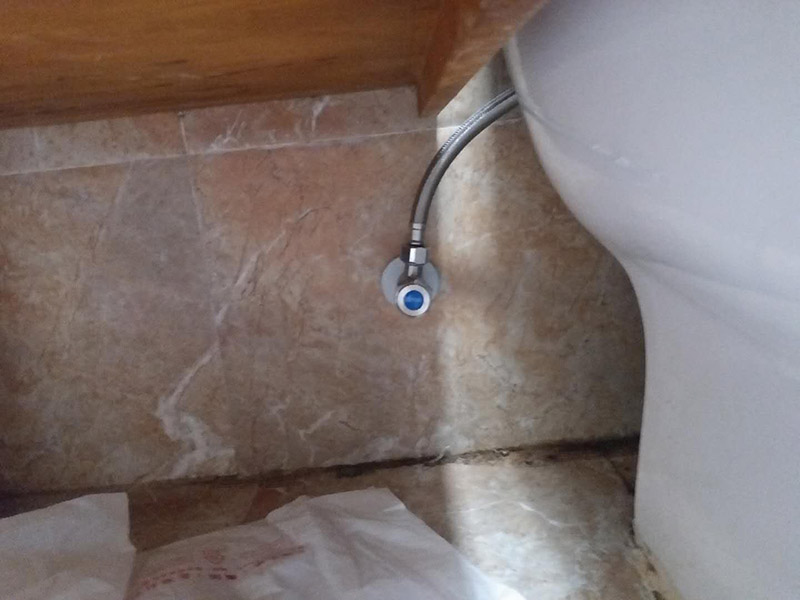 水龍頭角閥更換：關(guān)水管總閘，讓斷掉處的水管內(nèi)的水流干。小區(qū)總閘一般是在樓梯間，電梯間，開關(guān)就在水表旁邊。讓開關(guān)垂直水管即為關(guān)閉。將斷頭管鋸開了一個(gè)小口，接下來，就用平口一字螺絲刀，和小榔頭，將斷頭鑿出。用平口螺絲刀刀口對準(zhǔn)斷頭剛被鋸條鋸出的口子的旁邊的管壁，然后用榔頭敲擊螺絲刀的木柄頂部，這樣便可輕易剔除斷頭，只要打開一個(gè)小口，后面的用螺絲刀輕輕一撮就全部掉了。 最后安裝角閥或者水龍頭了，需要提前買好匹配的水龍頭或者角閥。在安裝之前，需要先將水膠帶纏繞在角閥或水龍頭絲口上，可以稍微弄點(diǎn)水濕潤一下，更好纏繞，纏繞的時(shí)候要采用逆時(shí)針方向纏繞。