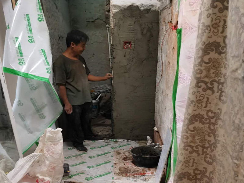 水電管道布線：工人按走向進(jìn)行墻面或地面開槽，開槽過(guò)程中，不允許出現(xiàn)墻面橫向開槽大于30cm的現(xiàn)象，因?yàn)闄M向開槽將破壞整樓的承重，使得抗震能力降低而且墻面容易開裂。如果是保溫墻的話，開很長(zhǎng)的橫槽有可能會(huì)導(dǎo)致開槽上部的保溫層整體脫落。墻面開槽一般都應(yīng)該是豎向垂直開槽。 埋入管線(包括布線和接好管道)和暗盒，電路施工時(shí)先安裝管路，然后再穿導(dǎo)線，這樣可以避免將來(lái)?yè)Q線出現(xiàn)導(dǎo)線無(wú)法抽動(dòng)的現(xiàn)象。穿管不能使用軟管，防止出現(xiàn)死角。同時(shí)電路接頭不要裸露在外面，應(yīng)該安裝在線盒內(nèi)，分線盒之間不允許有接頭。