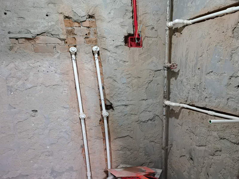 水電管道布線：工人按走向進(jìn)行墻面或地面開槽，開槽過(guò)程中，不允許出現(xiàn)墻面橫向開槽大于30cm的現(xiàn)象，因?yàn)闄M向開槽將破壞整樓的承重，使得抗震能力降低而且墻面容易開裂。如果是保溫墻的話，開很長(zhǎng)的橫槽有可能會(huì)導(dǎo)致開槽上部的保溫層整體脫落。墻面開槽一般都應(yīng)該是豎向垂直開槽。 埋入管線(包括布線和接好管道)和暗盒，電路施工時(shí)先安裝管路，然后再穿導(dǎo)線，這樣可以避免將來(lái)?yè)Q線出現(xiàn)導(dǎo)線無(wú)法抽動(dòng)的現(xiàn)象。穿管不能使用軟管，防止出現(xiàn)死角。同時(shí)電路接頭不要裸露在外面，應(yīng)該安裝在線盒內(nèi)，分線盒之間不允許有接頭。