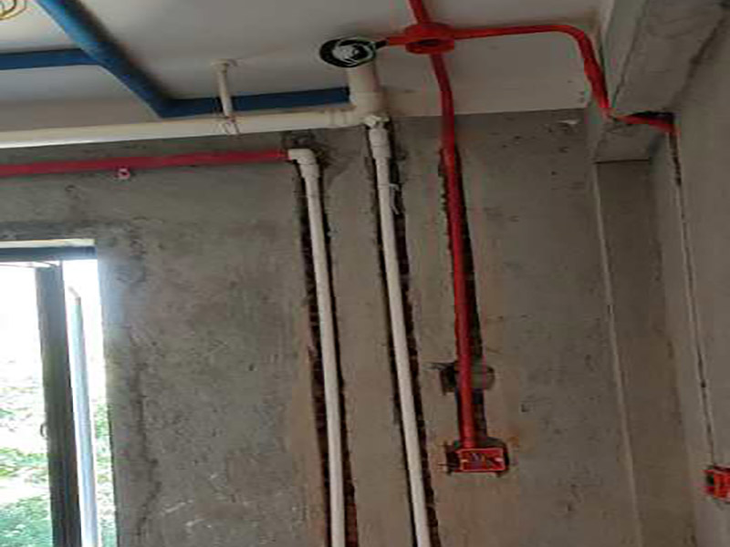 全屋水電開槽布線：水管管路開槽施工方法為先彈線，再開槽。管路開槽按要求必須是平行線與垂直線(如有水電施工圖的對照施工圖更好)。須平行走線的管路一律控制在60-90厘米高(從地面算起)，有水龍頭的管路必須垂直。深度控制在4厘米。線槽開好后施工負(fù)責(zé)人記好開槽管路尺寸、位置。方便以后潔具安裝時知道管路的位置。水路管道安裝之后，用水泥沙子混合封好衛(wèi)生間所有線槽。等線槽和地面填渣干后，再次清洗地面與墻面，墻地面水份干了即可做防水，墻面防水最好作一米高。