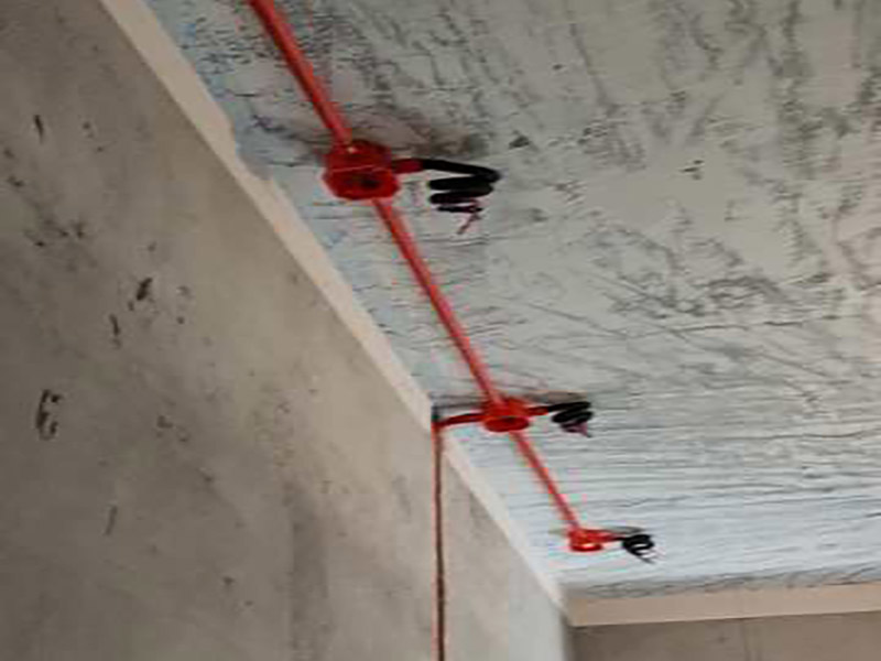 全屋水電開槽布線：水管管路開槽施工方法為先彈線，再開槽。管路開槽按要求必須是平行線與垂直線(如有水電施工圖的對照施工圖更好)。須平行走線的管路一律控制在60-90厘米高(從地面算起)，有水龍頭的管路必須垂直。深度控制在4厘米。線槽開好后施工負(fù)責(zé)人記好開槽管路尺寸、位置。方便以后潔具安裝時知道管路的位置。水路管道安裝之后，用水泥沙子混合封好衛(wèi)生間所有線槽。等線槽和地面填渣干后，再次清洗地面與墻面，墻地面水份干了即可做防水，墻面防水最好作一米高。