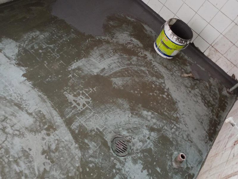 衛(wèi)生間防水貼磚：在地面用水泥砂漿找平一次，等它干透后再做防水。一般的防水施工要做2到3遍，而且防水的順序也是有講究的，比如，要先做完墻面防水再貼墻磚，其次才可以做地面防水，再貼地磚。因?yàn)榈孛娼?jīng)常會踩來踩去，地面防水如果先做了會很容易踩壞。一般情況下，在2到3遍的防水層全部做好后，會有5到7天的固化期，所以自然的，貼瓷磚肯定是要等到這之后才能做。